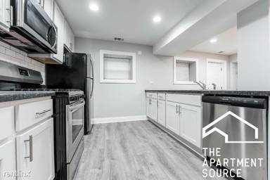 Main picture of 908 W Montrose Ave
