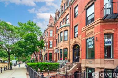 Main picture of 270 Newbury St