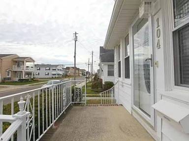 Main picture of 104 N 35th Ave