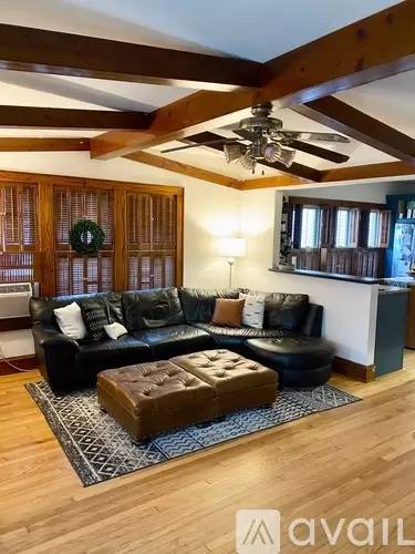 Main picture of 2021 University Ave