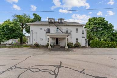 Main picture of 82 Pond St