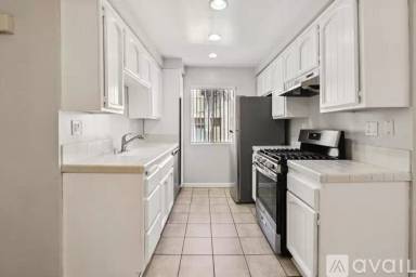 Main picture of 725 E Providencia Ave
