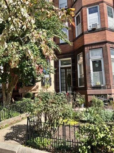 Main picture of 2735 Saint Paul St