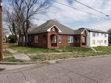 Main picture of 202 E Ridgewood St