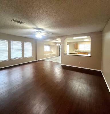 Main picture of 15838 Colton Wl