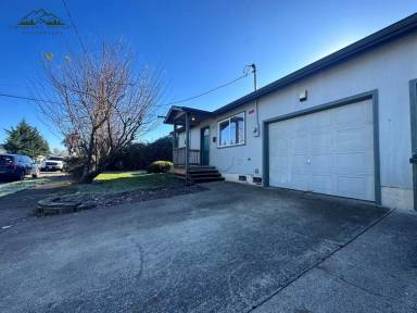 Main picture of 485 24th St