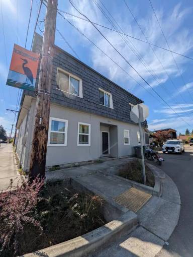 Main picture of 1911 NE Pacific Ave