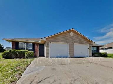 Main picture of 301 NW Woodbury Dr