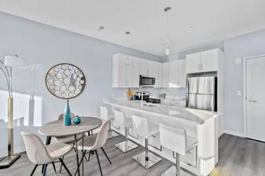 Main picture of 1055 Main St