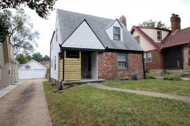 Main picture of 707 E 72nd St