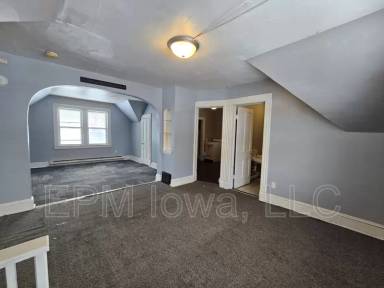 Main picture of 102 1/2 South St