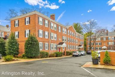 Main picture of 2961 South Columbus Street