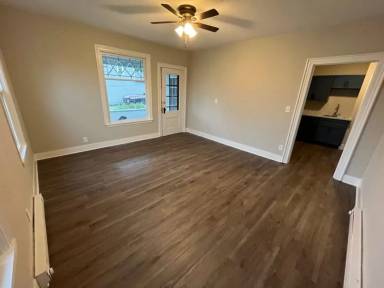 Main picture of 404 Pine St