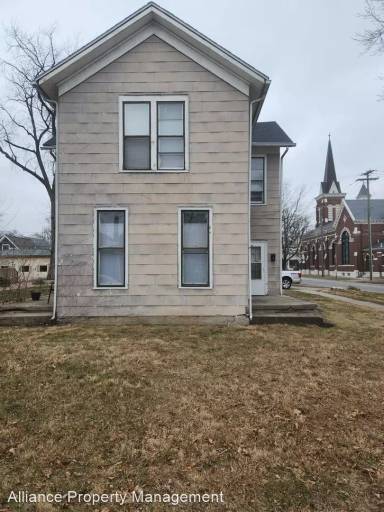 Main picture of 802 W Jefferson Blvd