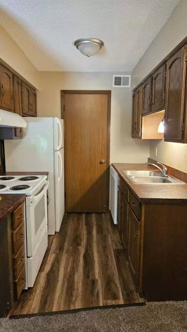 Main picture of Colonial Court Apartments