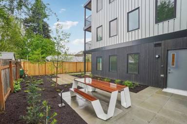 Main picture of 4920 SW Pacific Ave