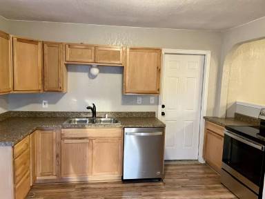 Main picture of 140 N Umpqua St