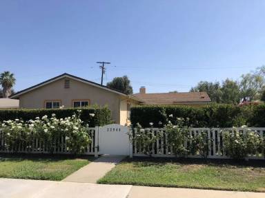 Main picture of 22946 Saticoy St