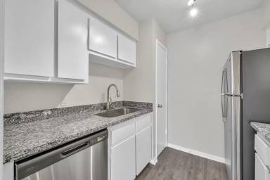 Main picture of 900 Holly Dr