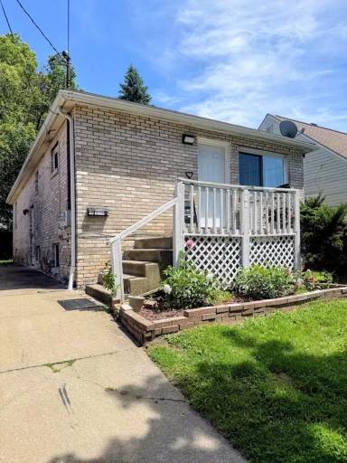 Main picture of 323 Bender Ave