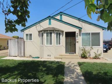 Main picture of 221 Chaparral St