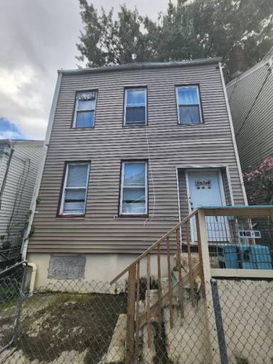 Main picture of 204 N 1st St