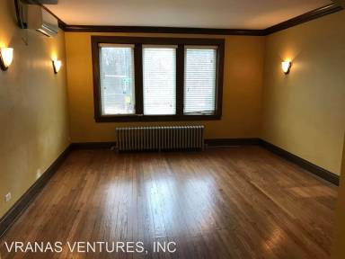 Main picture of 5500 W Devon Ave