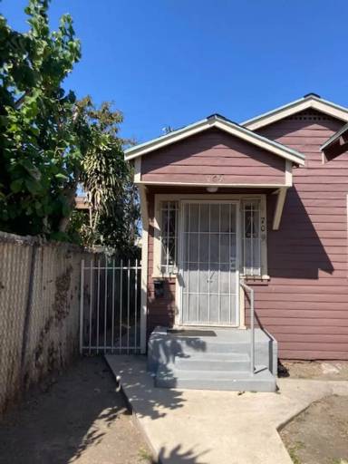 Main picture of 707 W 77th St