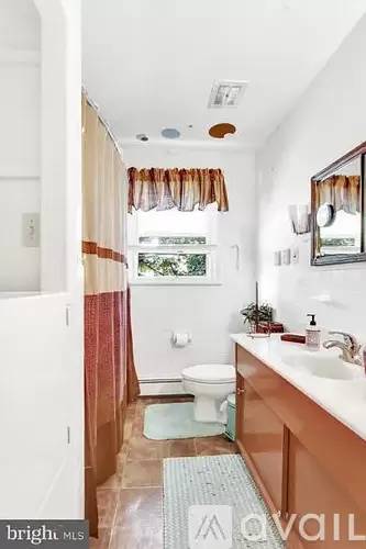 Main picture of 2040 E Market St