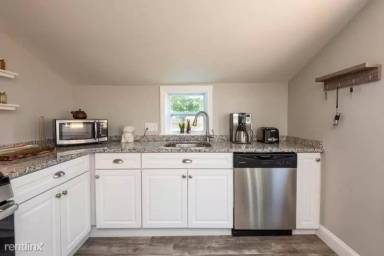 Main picture of 293 Pleasant St