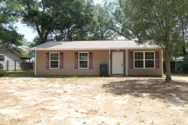Main picture of 5882 Independence Dr