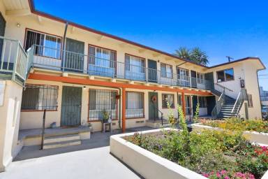 Main picture of 7521 Crenshaw Blvd