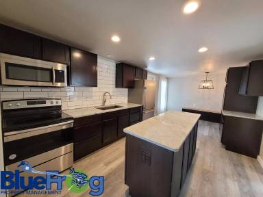 Main picture of 131 E Main St