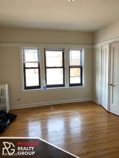 Main picture of 816 W Waveland Apartments