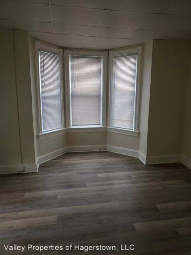 Main picture of 17 E Lee St