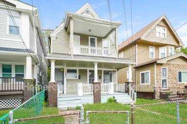 Main picture of 667 E 94th St