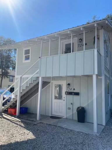 Main picture of 302 NW 7th Ter