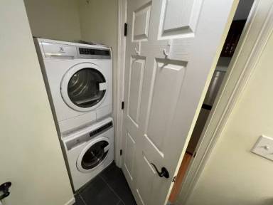 Main picture of 33 S Lake Ave