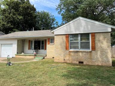 Main picture of 1007 E 49th St