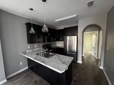 Main picture of 7121 Beachwood Blvd
