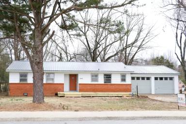 Main picture of 2221 W Lawson St