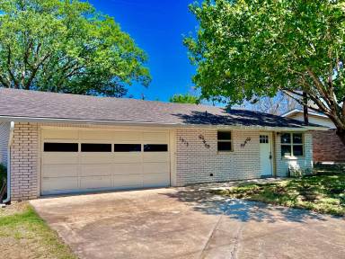 Main picture of 1913 Singing Wind Dr