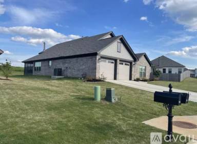 Main picture of 704 Hedgefield Way