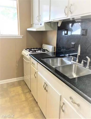Main picture of 427 W 17th St