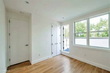 Main picture of 829 Willoughby Ave