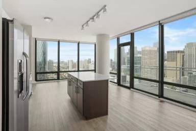 Main picture of 210 S Halsted St