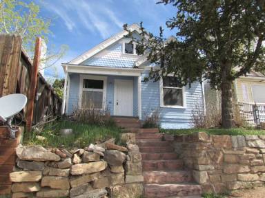 Main picture of 321 E Carr Ave