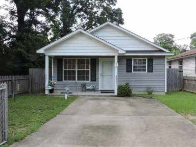 Main picture of 800 E Baars St