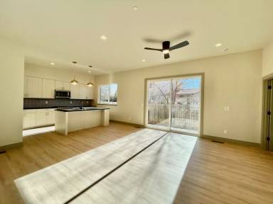 Main picture of 909 Camelot Ct
