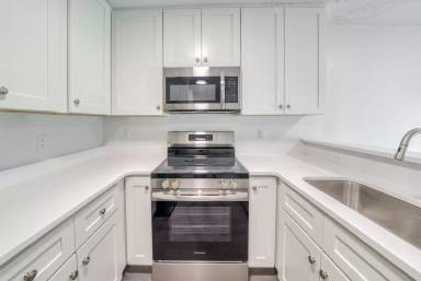 Main picture of 335 Railroad St